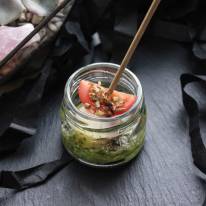 Motsarella va pesto qo'shilgan mini-bankachadagi kanapelar (17 g)