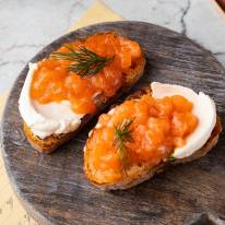 Losos va Filadelfiya pishloqli mini-brusketta (35 g)