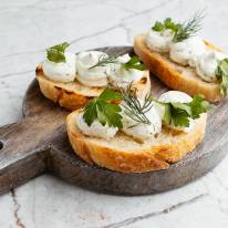 Feta va yangi uzilganko’katlar bilan mini-brusketta (35 g)