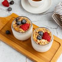 Granola va rezavorlar bilan yogurt (65 g)