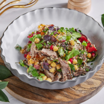 Салат с ягненком, нутом, киноа и печеным перцем 330г 