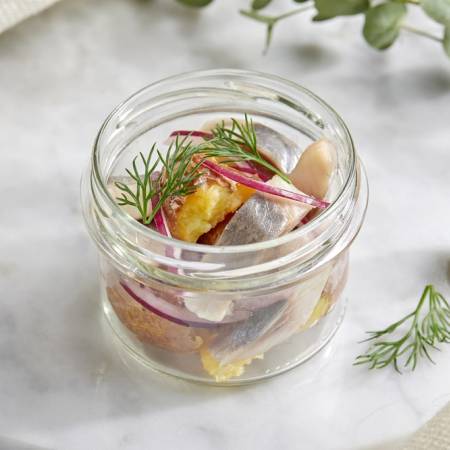 Сельдь с мини-картофелем и маринованным красным луком 100 г