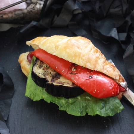 Qalampir, baqlajon va konfi piyozlimini-kruassan