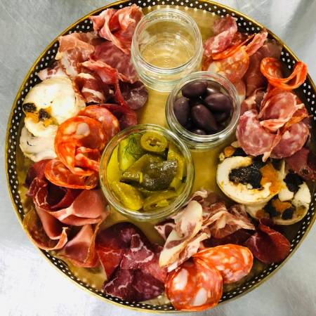 Поднос с мясными закусками