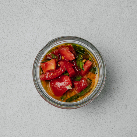 Motsarella va pishgan pomidorli tar-tar bilan panna-kotta