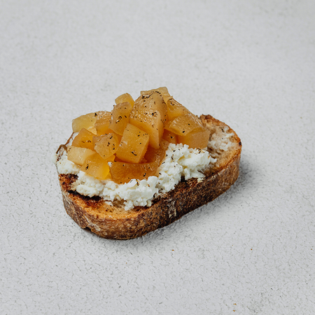 Rikotta, konfi noki va trufel qo'shilgan mini-brusketta