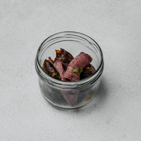 Piyozli murabbo va pishirilgan kartoshka bilan mol go'shtidan pastrami