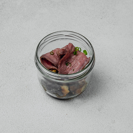 Piyozli murabbo va pishirilgan kartoshka bilan mol go'shtidan pastrami