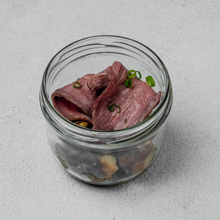 Piyozli murabbo va pishirilgan kartoshka bilan mol go'shtidan pastrami