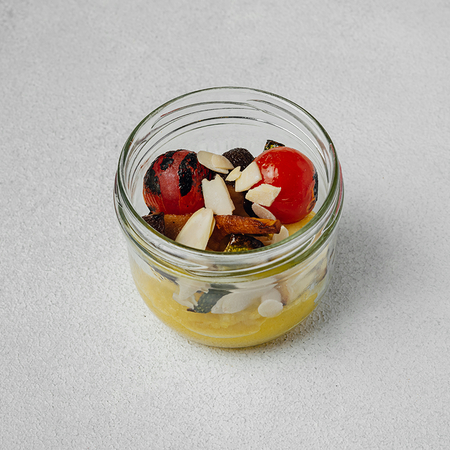 Sariq sabzi pyuresida pishirilgan sabzavotlar