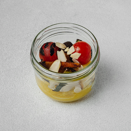 Sariq sabzi pyuresida pishirilgan sabzavotlar