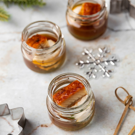 Ilon balig'i va bodringli mini-bankadagi kanapalar