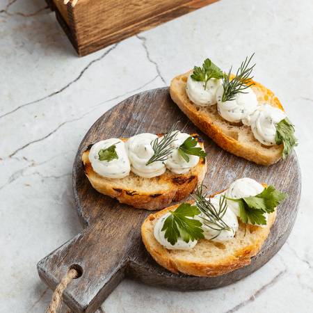 Feta va yangi uzilganko’katlar bilan mini-brusketta