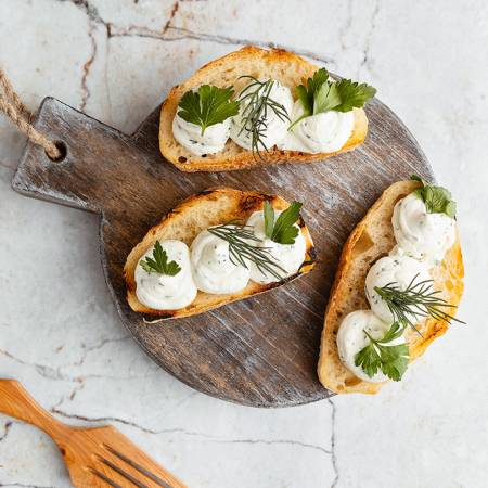 Feta va yangi uzilganko’katlar bilan mini-brusketta