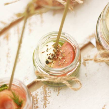 Motsarella va pesto qo'shilgan mini-bankachadagi kanapelar 