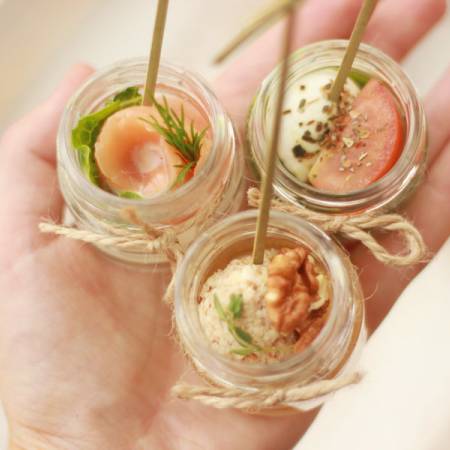 Канапе с мёдом, моцареллой и орехами в мини-баночке
