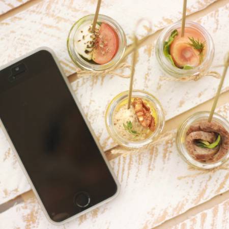 Motsarella va pesto qo'shilgan mini-bankachadagi kanapelar 