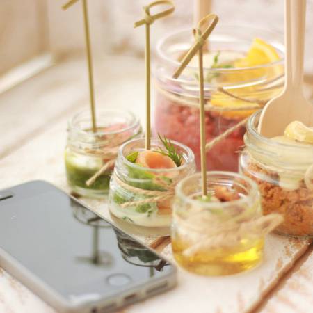 Motsarella va pesto qo'shilgan mini-bankachadagi kanapelar 