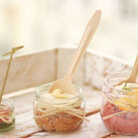 Motsarella va pesto qo'shilgan mini-bankachadagi kanapelar 