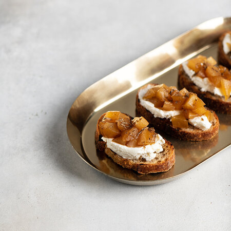Rikotta, konfi nok va truffel bilan mini-brusketta 
