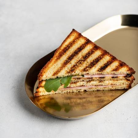 Briosh nonida buzoq go'shtidan tayyorlangan sendvich 