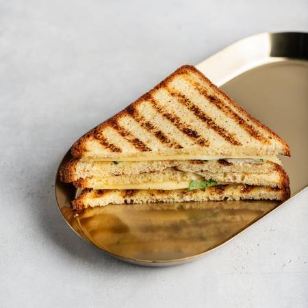 Briosh nonida tovuqfilesidan tayyorlangan sendvich 