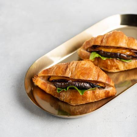 Qalampir, baqlajon va konfi piyoz bilan mini-kruassan 