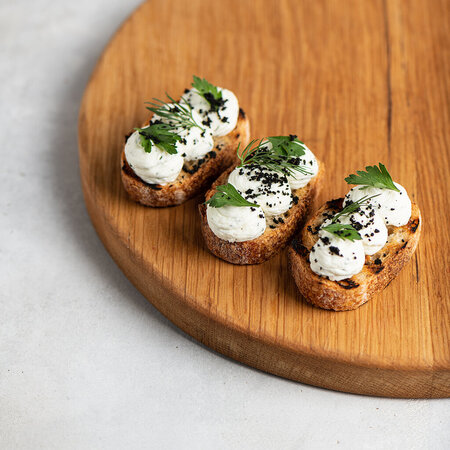 Feta va yangi uzilgan ko’katlar bilan mini-brusketta 