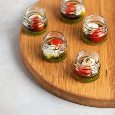 Motsarella va pesto solingan kanepeler mini-bankachada 