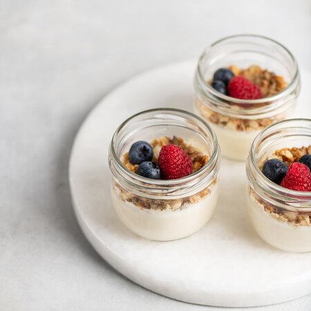 Granola va rezavorlar bilan yogur