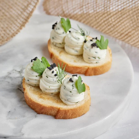 МИНИ-БРУСКЕТТА С ФЕТОЙ И СВЕЖЕЙ ЗЕЛЕНЬЮ