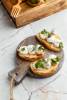 Feta va yangi uzilganko’katlar bilan mini-brusketta