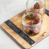 Piyozli murabbo va pishirilgan kartoshka bilan mol go'shti pastrami 