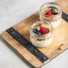 Granola va rezavorlar bilan yogurt 