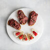 Mini-brusketta pastrami va konfi piyozli 