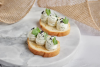 МИНИ-БРУСКЕТТА С ФЕТОЙ И СВЕЖЕЙ ЗЕЛЕНЬЮ